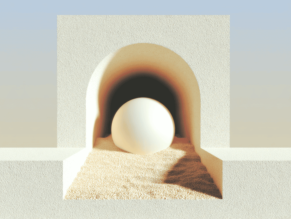 Sphère blanche posée dans une niche voûtée en arche, partiellement enfouie sous une dune de sable, devant un mur sableux clair et un bandeau ciel pâle.