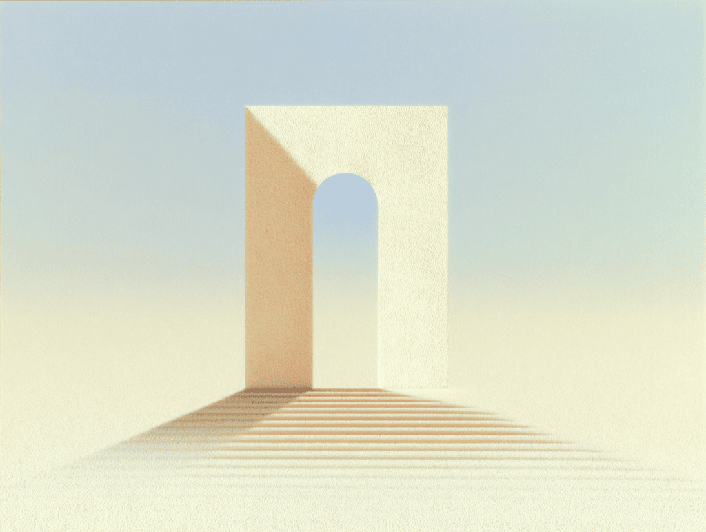 Portail monolithique beige percé d’une ouverture en arche, posé sur une étendue sableuse, projetant de longues bandes d’ombre parallèles vers le premier plan sous un ciel bleu pâle.