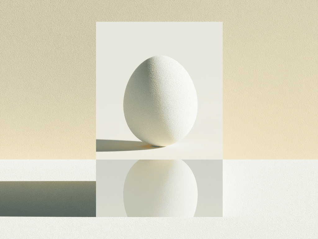 Forme ovoïde blanche posée à la verticale devant un panneau rectangulaire clair, sur une surface réfléchissante; fond beige sablé, ombres douces et reflet de l'objet en dessous.