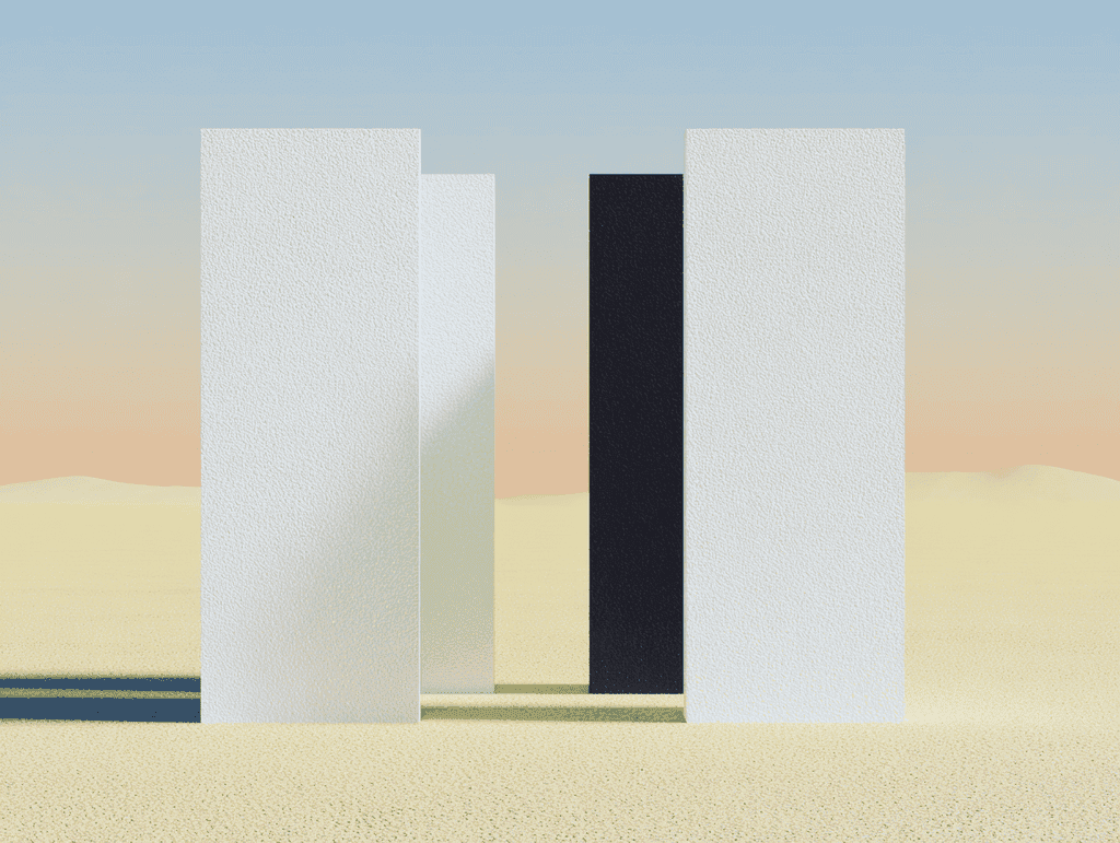 Hauts panneaux verticaux blancs et un panneau noir étroit dressés sur une étendue de sable beige, devant un ciel dégradé bleu pâle à sable, longues ombres au sol.