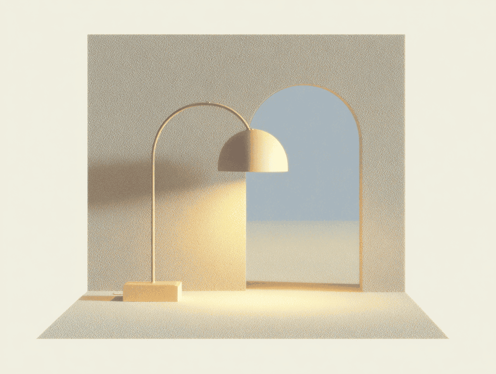 Lampe à arc incurvée beige inclinée au-dessus d'un pavé rectangulaire, à côté d'une arche ouverte donnant sur un horizon sable et bleu pâle, dans un espace intérieur monochrome.