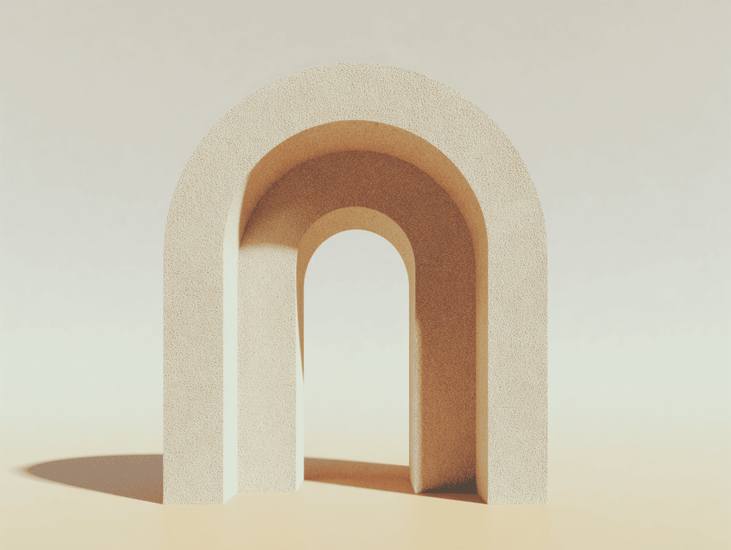 Trois arches monochromes en béton beige imbriquées en perspective décroissante, du plus large au plus étroit, sur fond sable clair, ombres douces portées au sol.