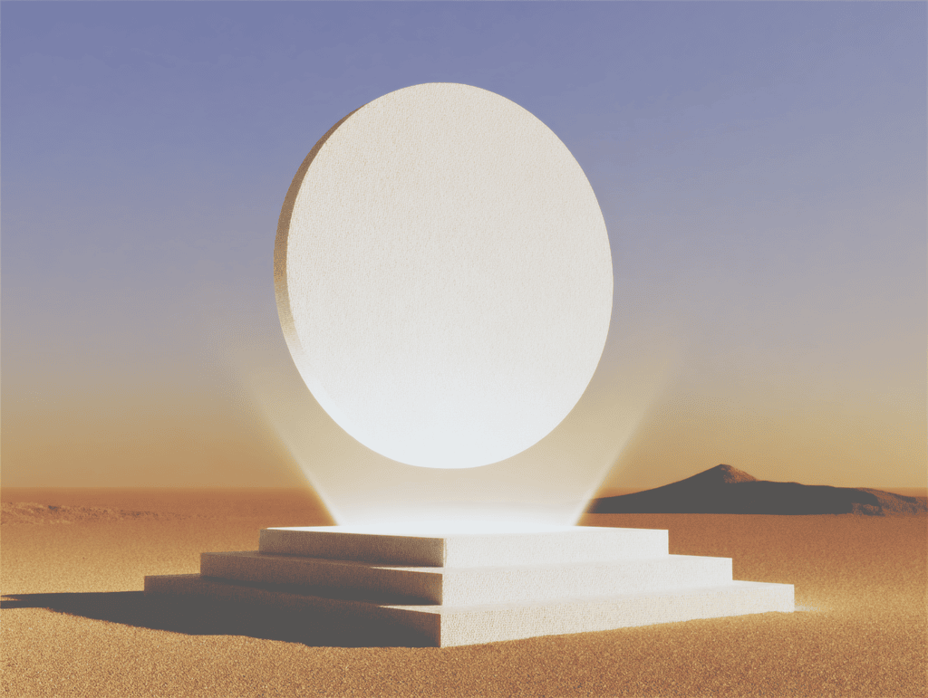 Grand disque circulaire crème posé sur un podium étagé blanc, dans un paysage désertique aux dunes sablées avec une colline à l'horizon, ciel dégradé sable et bleu pâle.