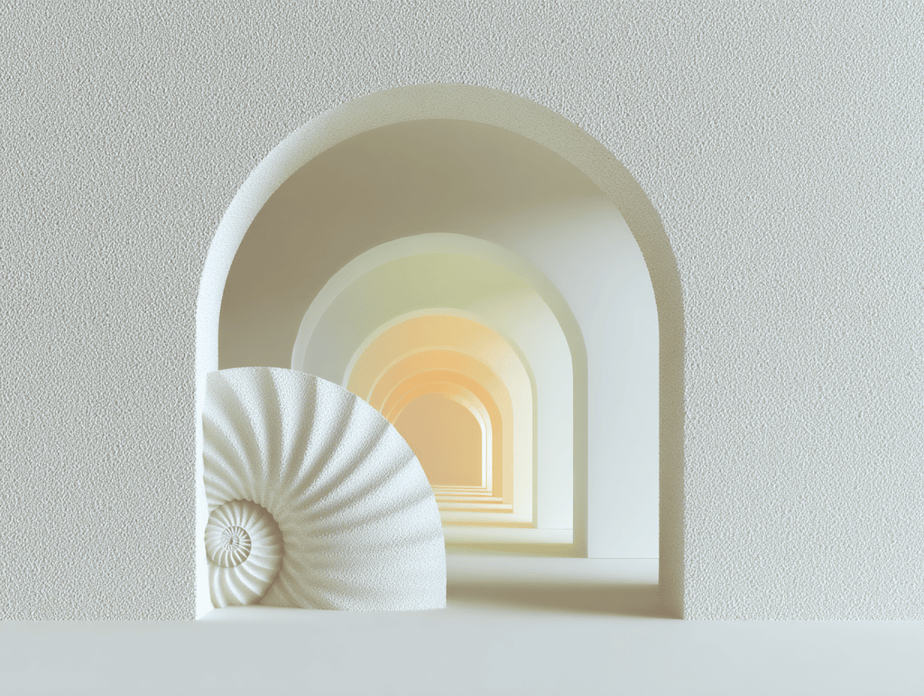 Coquillage nautile sectionné en spirale au premier plan à gauche, devant une enfilade d'arches beige en perspective menant à un dégradé lumineux orangé au centre.